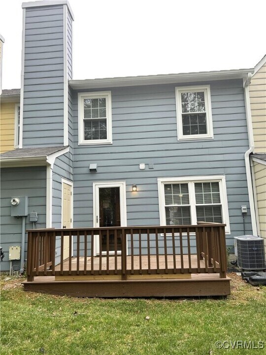 10903 Bush Lake Ln in Glen Allen, VA - Foto de edificio