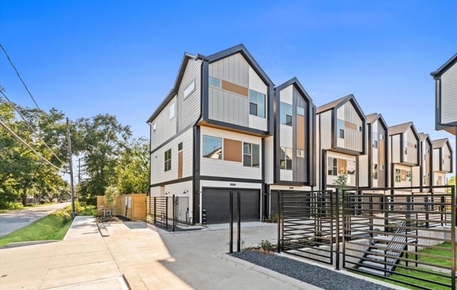 812 Curtin St
