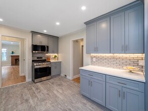 8 Hillcrest Ave in Darien, CT - Building Photo - Building Photo