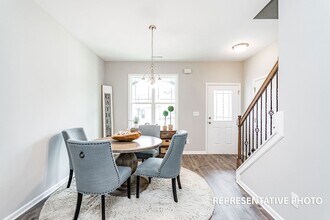 105 Oakdale Ave in Clayton, NC - Foto de edificio - Building Photo