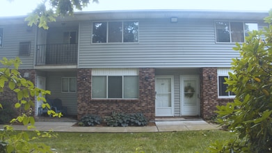 140 Thompson St, Unit 24f in East Haven, CT - Foto de edificio - Building Photo