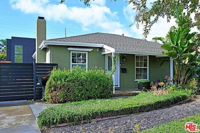 1833 Brockton Ave in Los Angeles, CA - Building Photo - Building Photo