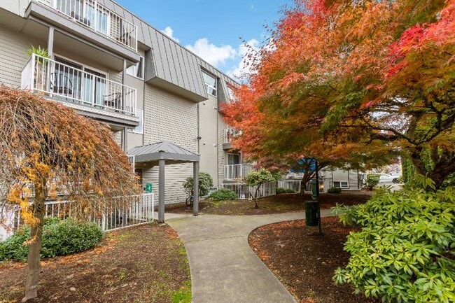 11540 Pinehurst Way NE, Unit 403