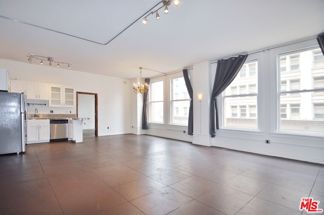 215 W 7th St in Los Angeles, CA - Building Photo