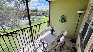 601 SW 142nd Ave in Pembroke Pines, FL - Foto de edificio - Building Photo