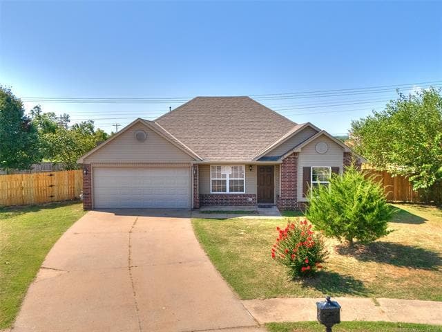 property at 1604 W Elm St