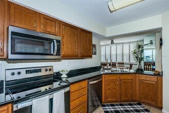 6081 Bahia Del Mar Cir in St. Petersburg, FL - Building Photo - Building Photo