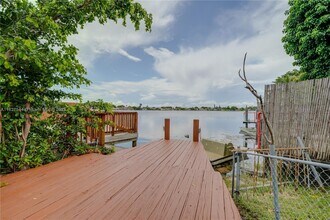 2403 SW 58th Manor in Fort Lauderdale, FL - Building Photo - Building Photo