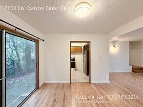 7030 SW Canyon Crest Dr in Portland, OR - Building Photo - Building Photo