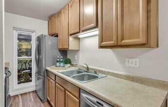 1411 Creekside Dr, Unit 14 in Walnut Creek, CA - Foto de edificio - Building Photo