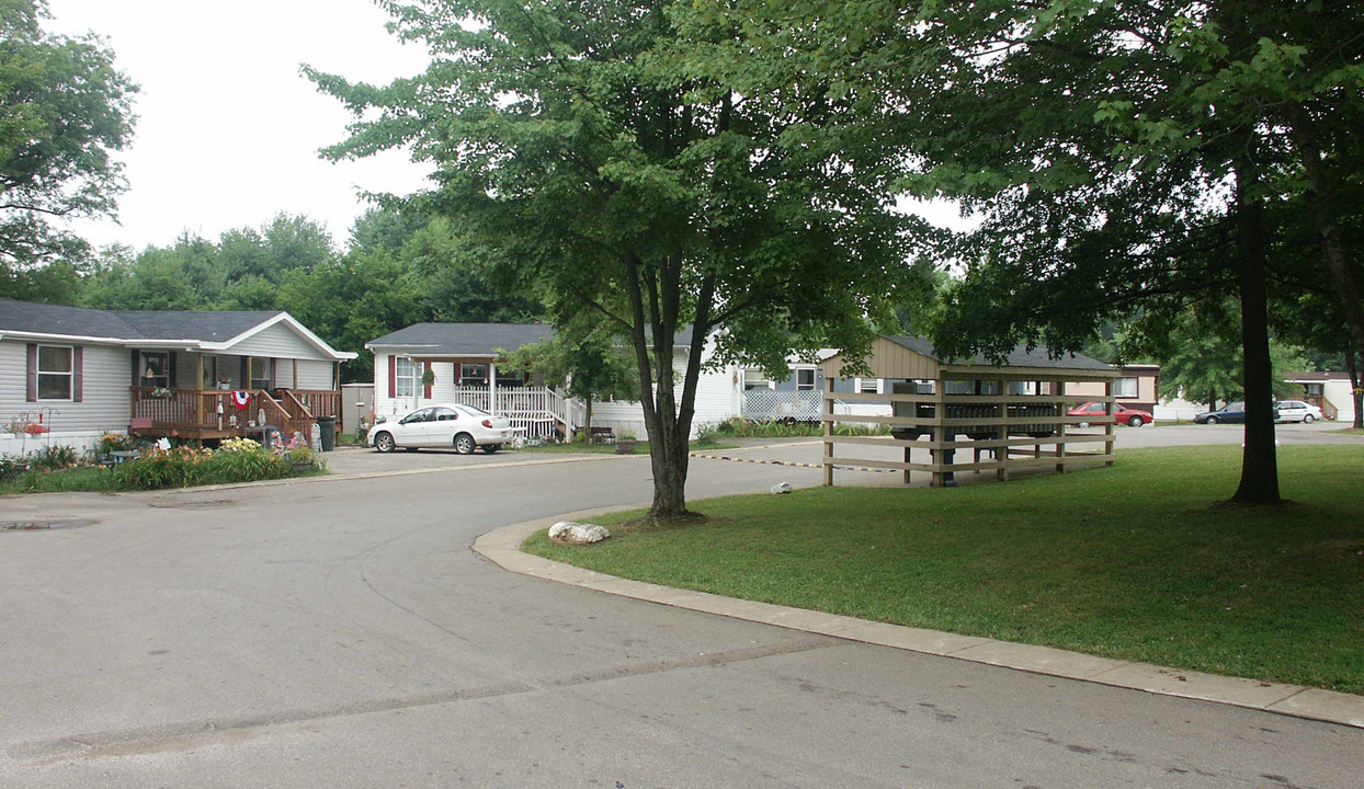 Tradewinds Mobile Home Park in Amelia, OH - Foto de edificio