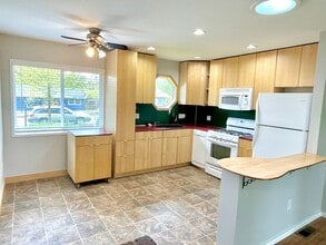 2424 NE 108th Ave in Portland, OR - Building Photo - Building Photo