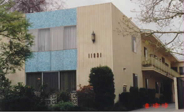 11831 Mayfield Ave in Los Angeles, CA - Building Photo