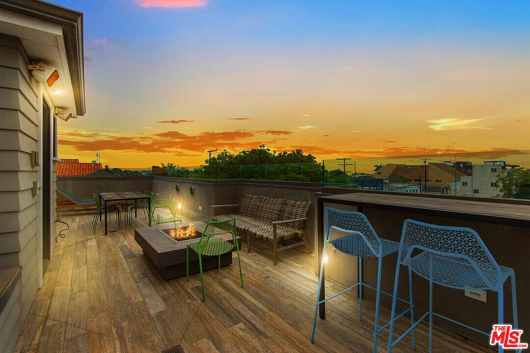106 Dudley Ave in Los Angeles, CA - Building Photo