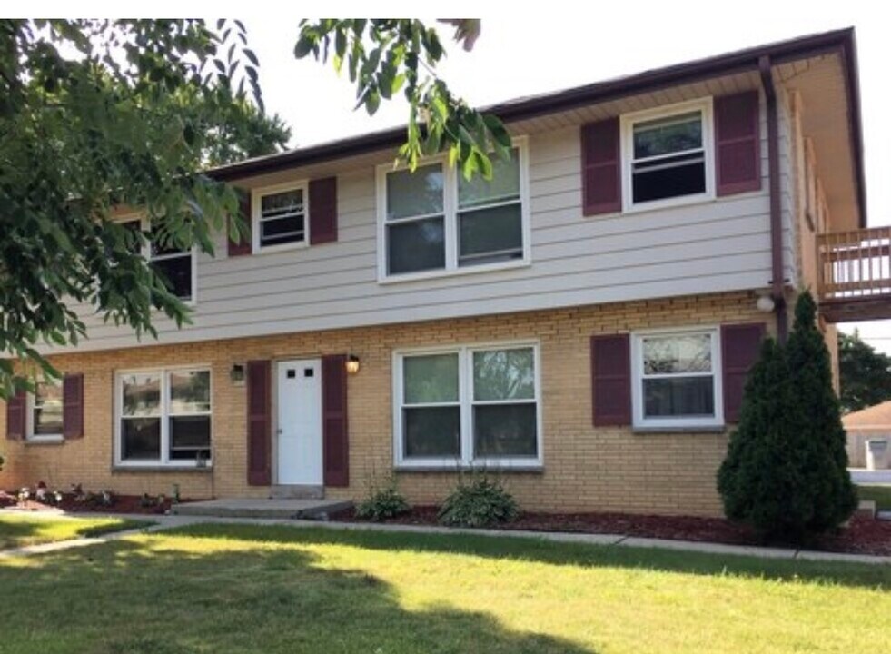 9101 W Morgan Ave, Unit 1 in Milwaukee, WI - Building Photo