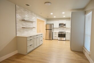 8311 Babe Ruth St in San Antonio, TX - Foto de edificio - Building Photo