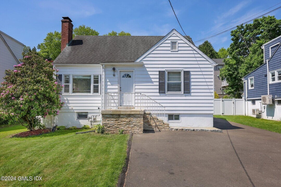 10 Fletcher Ave in Greenwich, CT - Foto de edificio