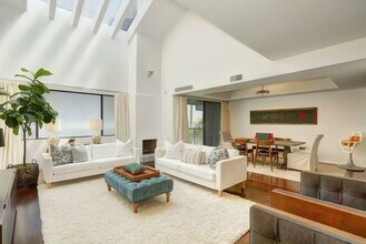 1120 Granville Ave, Unit 302 in Los Angeles, CA - Foto de edificio - Building Photo