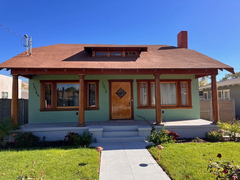 1216 N Mariposa Ave in Los Angeles, CA - Foto de edificio