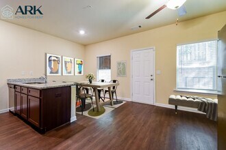 606 Highwood Ln in East Point, GA - Building Photo - Building Photo