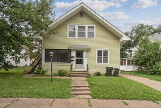 709 Walnut St in Cedar Falls, IA - Building Photo - Building Photo