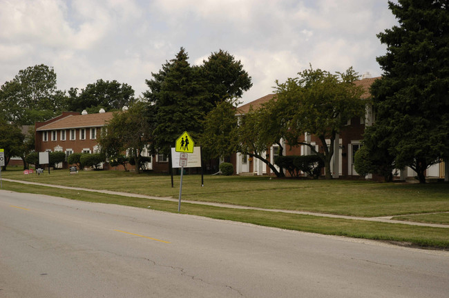 685-749 W Old Indian Trl in Aurora, IL - Building Photo - Building Photo