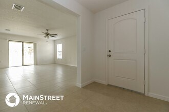 8245 Silverbell Loop in Brooksville, FL - Foto de edificio - Building Photo