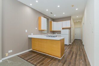 2338 N Clark St-Unit -2 in Chicago, IL - Building Photo - Building Photo