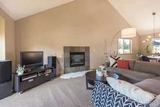 20660 NE Overton Pl in Bend, OR - Foto de edificio - Building Photo