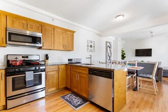 17 Autumn St, Unit 3 in Everett, MA - Foto de edificio - Building Photo