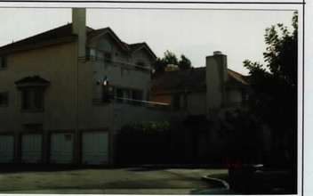 Waverider Circle in Huntington Beach, CA - Foto de edificio - Building Photo