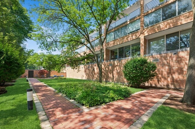 630 Vernon Ave, Unit 10 in Glencoe, IL - Building Photo - Building Photo