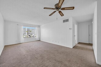 125 Shore Ct in North Palm Beach, FL - Building Photo - Building Photo