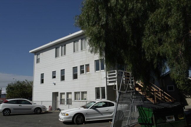 22110 Mission Blvd in Hayward, CA - Foto de edificio - Building Photo