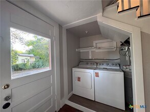 410 Burleson St in San Marcos, TX - Foto de edificio - Building Photo