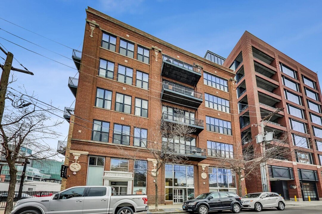 215 N Aberdeen St in Chicago, IL - Building Photo