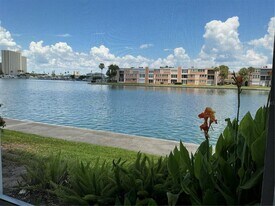 7645 Sun Island Dr S in South Pasadena, FL - Building Photo
