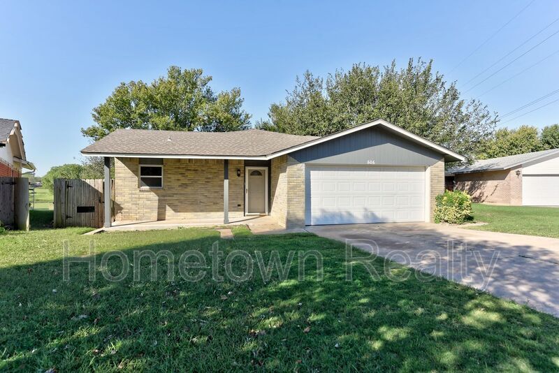 606 Oak Creek Dr in Yukon, OK - Building Photo