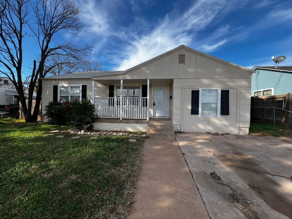 1615 Woodruff Ln in Sweetwater, TX - Building Photo