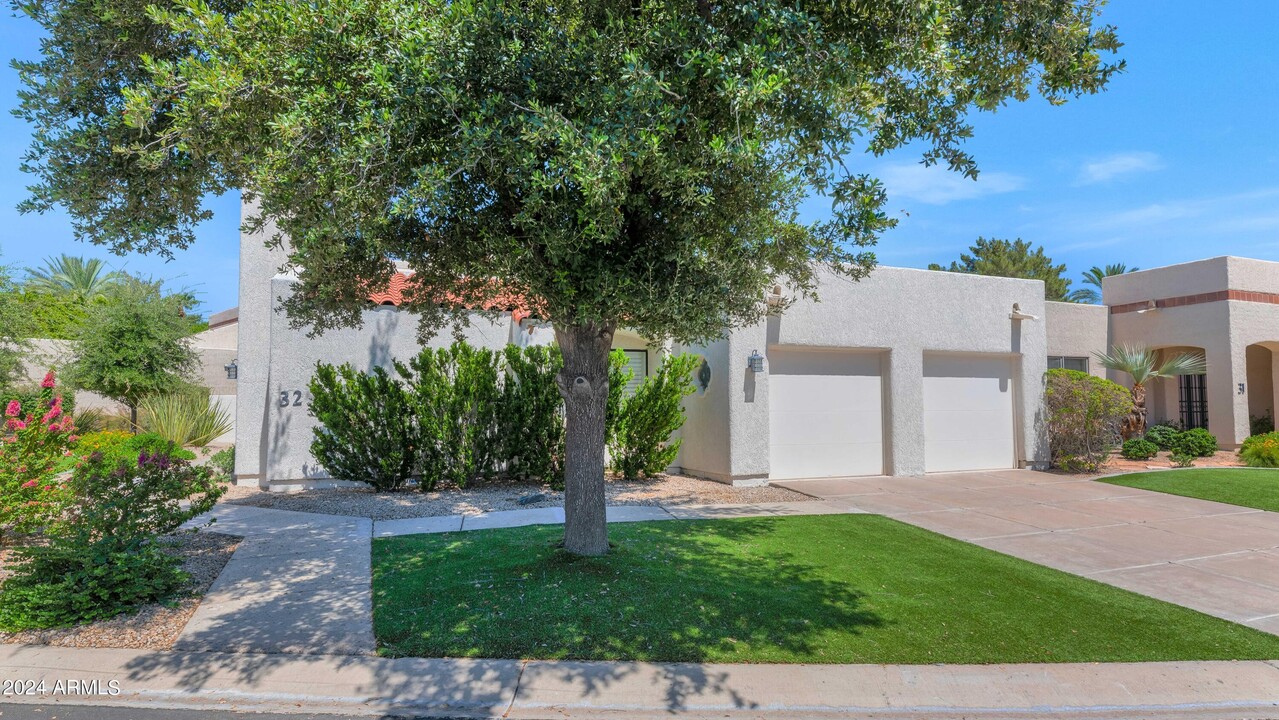 2626 E Arizona Biltmore Cir in Phoenix, AZ - Building Photo