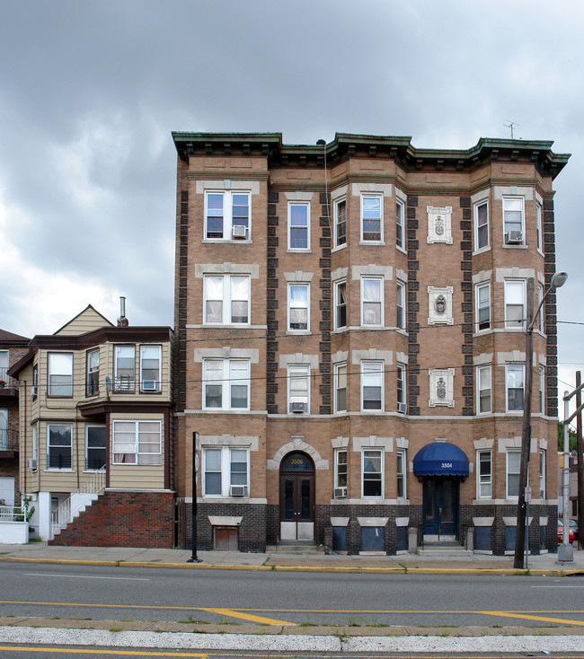 3506 John F Kennedy Blvd in Jersey City, NJ - Building Photo - Building Photo