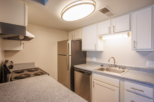 Villa Serena Apartments in Albuquerque, NM - Building Photo - Building Photo