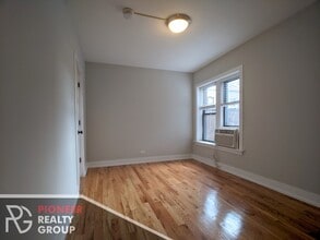 506 W Arlington Pl, Unit 2 in Chicago, IL - Foto de edificio - Building Photo
