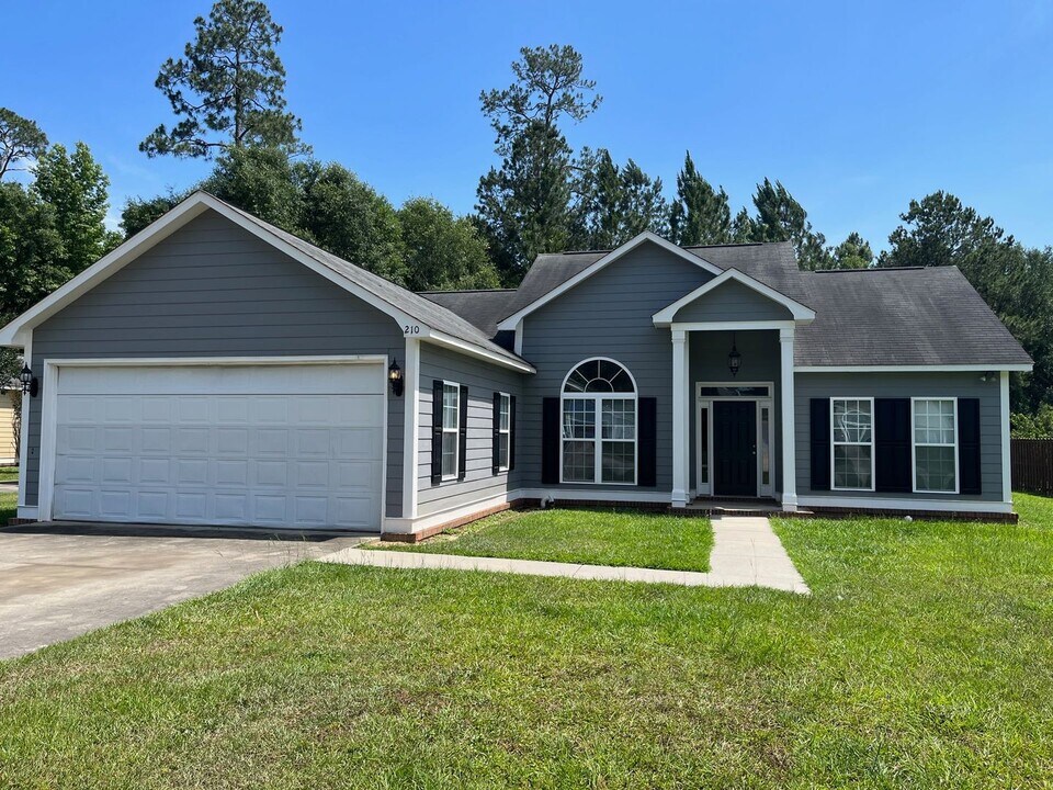210 Hedgerow Dr in Leesburg, GA - Building Photo