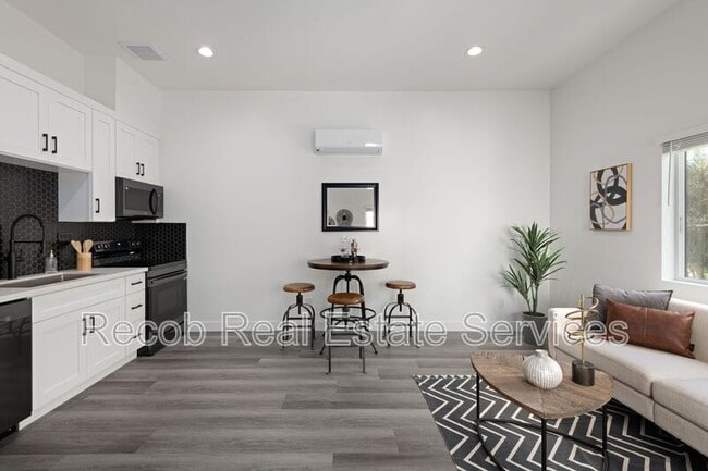 1704-1710 Hanford Dr in San Diego, CA - Building Photo - Building Photo