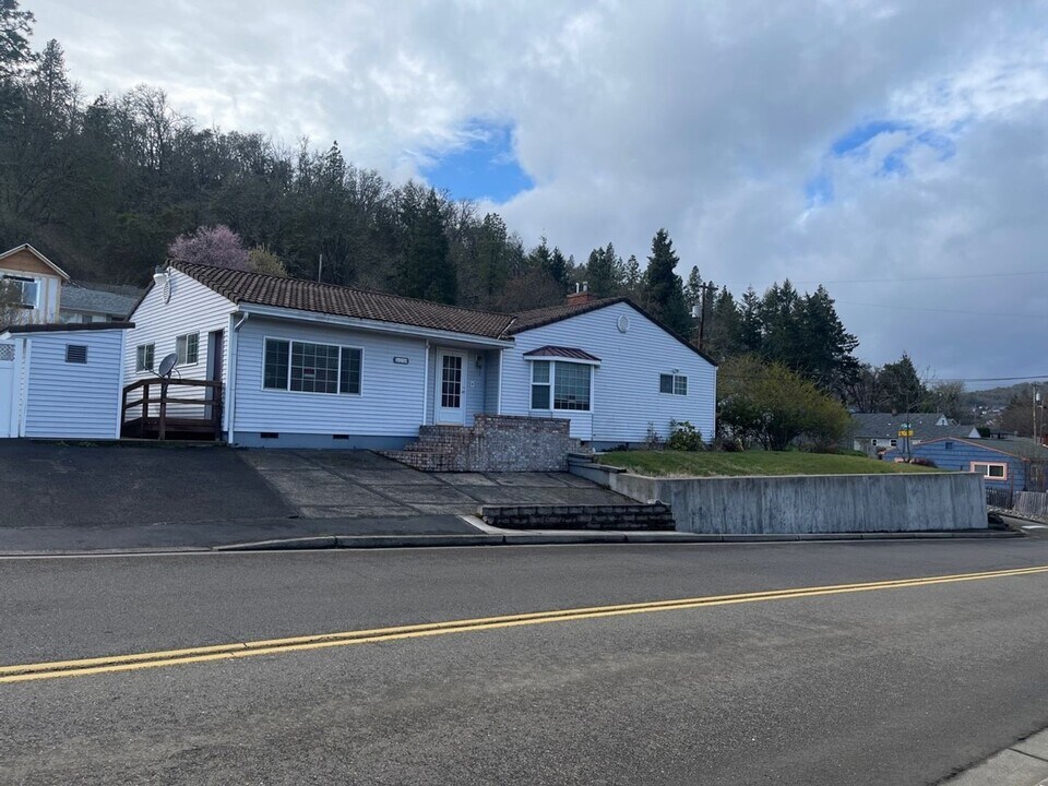 650 SE Ramp Rd in Roseburg, OR - Building Photo