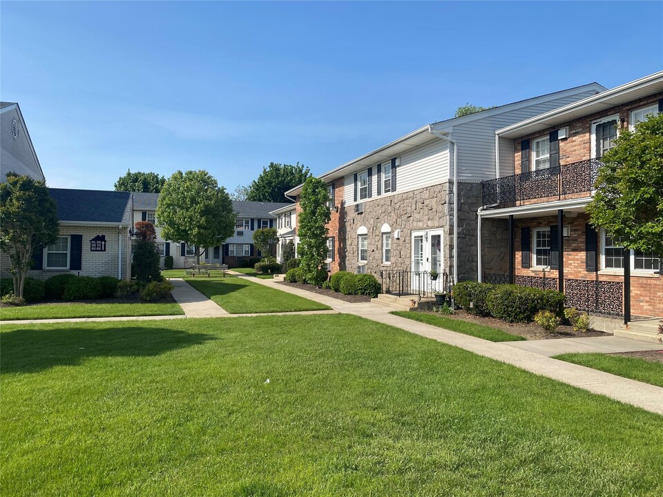 504 Kensington Ln in Bethpage, NY - Building Photo