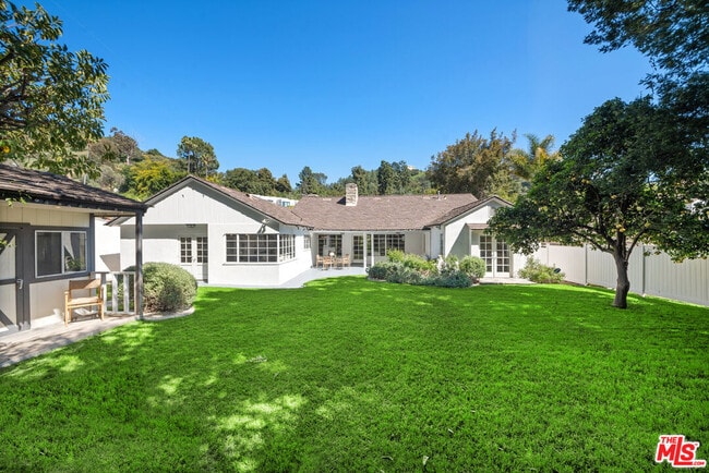 2107 Coldwater Canyon Dr in Beverly Hills, CA - Foto de edificio - Building Photo