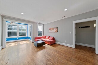 705 Interdrive in University City, MO - Foto de edificio - Building Photo