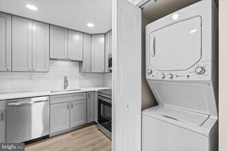 3800 Powell Ln in Falls Church, VA - Building Photo - Building Photo